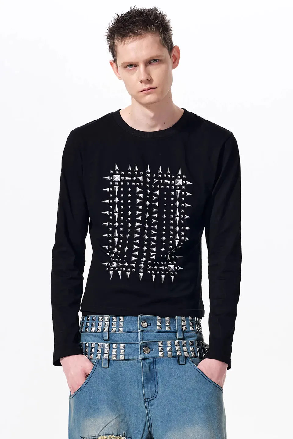 FOURTH3EX Studded Graphic LS Tee - 中央のグラフィックと周囲のシルバースタッズが特徴のブラックロンT正面