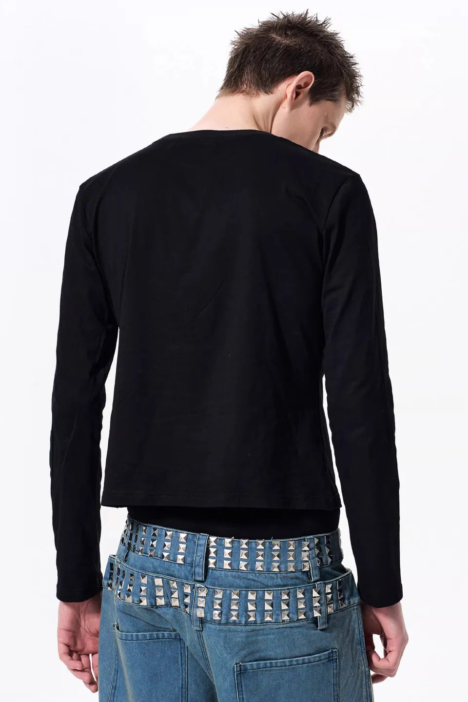 Studded Graphic LS Tee。首元のアタリ感や、スタッズの重みに耐えうるタフなヘビーウェイトコットンの質感