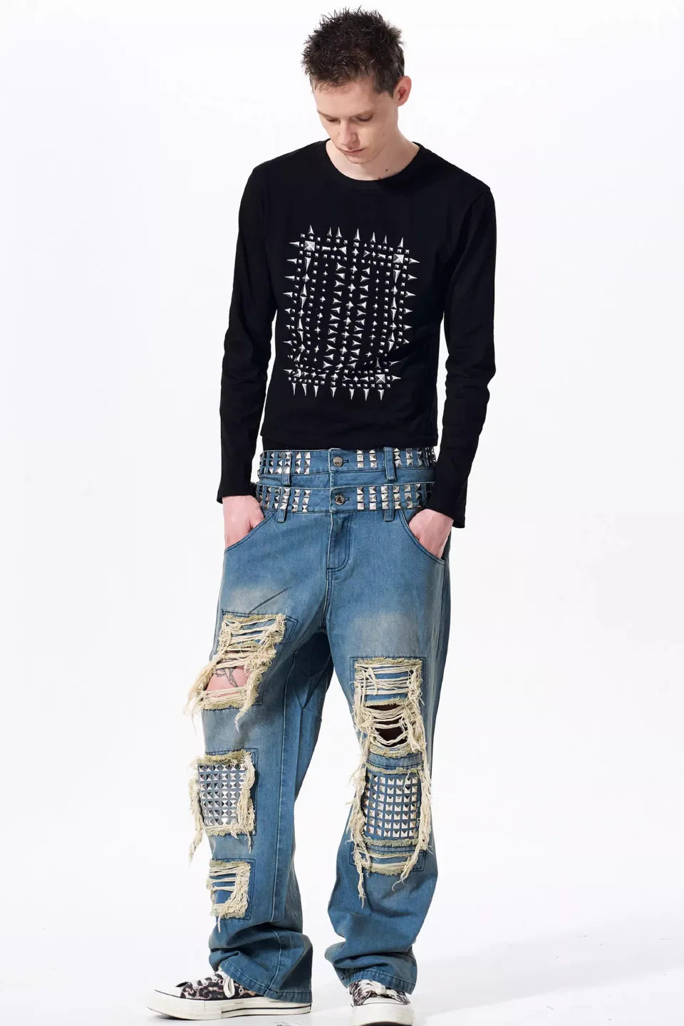 Studded Graphic LS Tee。首元のアタリ感や、スタッズの重みに耐えうるタフなヘビーウェイトコットンの質感