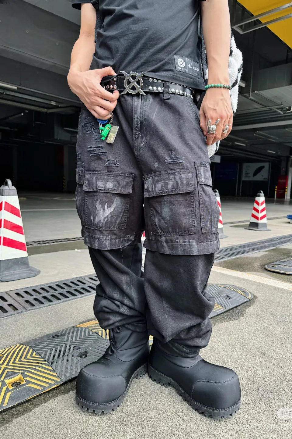 X Logo Studded Beltの着用例。デニムパンツに合わせた際のバックルの立体感とシルバーの重厚な輝き