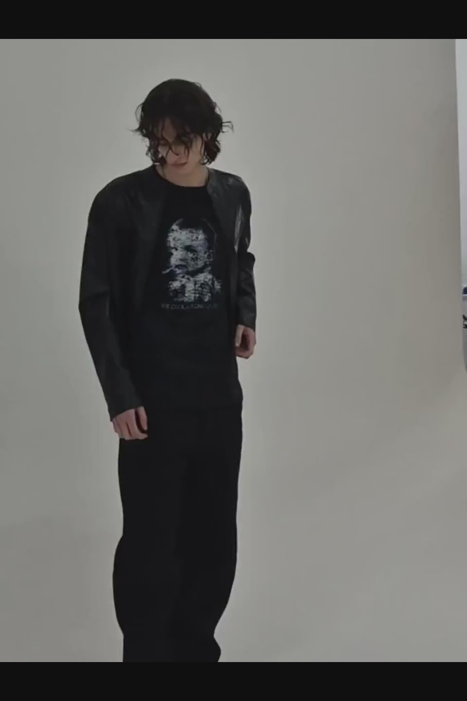 FAR FROM WHAT Wrinkled Washed Pants - ウエストや裾周りの立体的な3Dシワ加工と美しいフェードブラックが特徴のリラックスストレートパンツ
