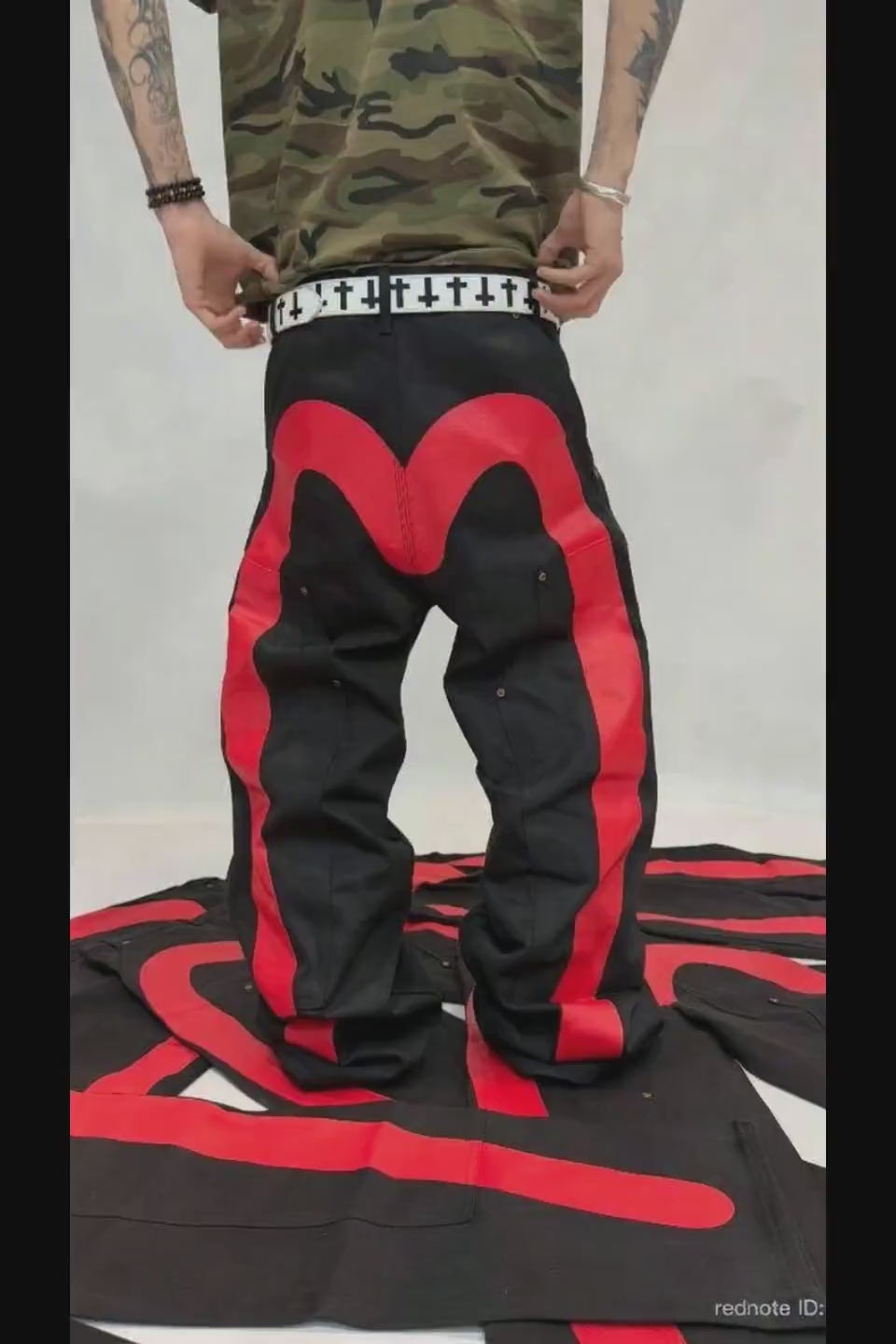 GROUPMAREK Wide Leg Jeansの背面。ボリュームのある裾の溜まりと、立体的なカットワークが描くシルエットのディテール