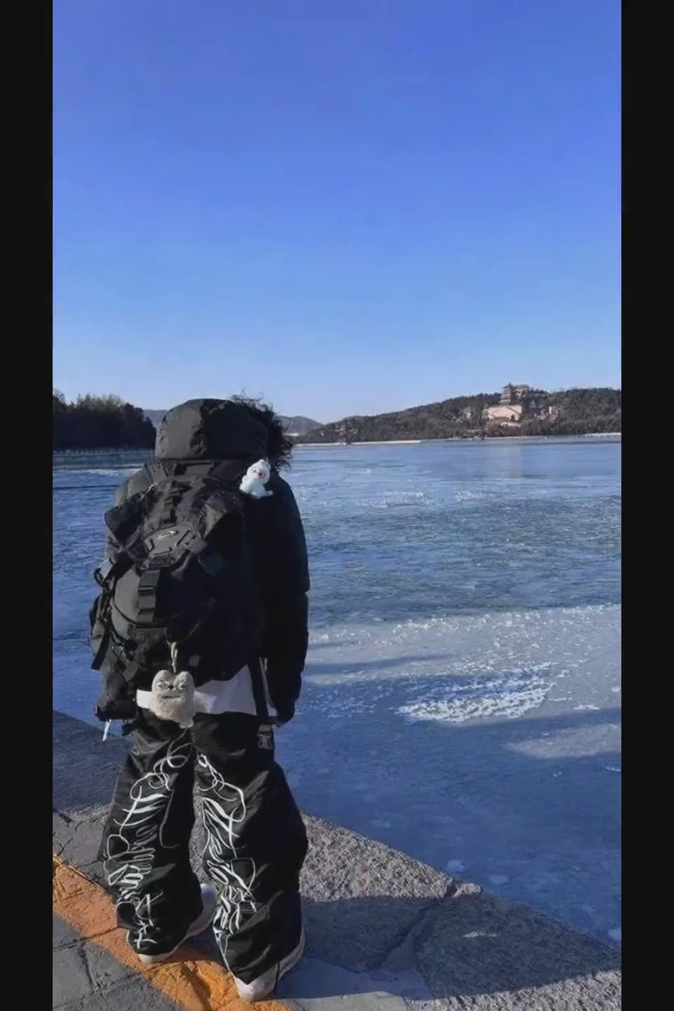 GMK × PCCVISION パンツの詳細。膝やサイドに施されたブランドアイコンの精密な刺繍ワークとナイロン生地の質感