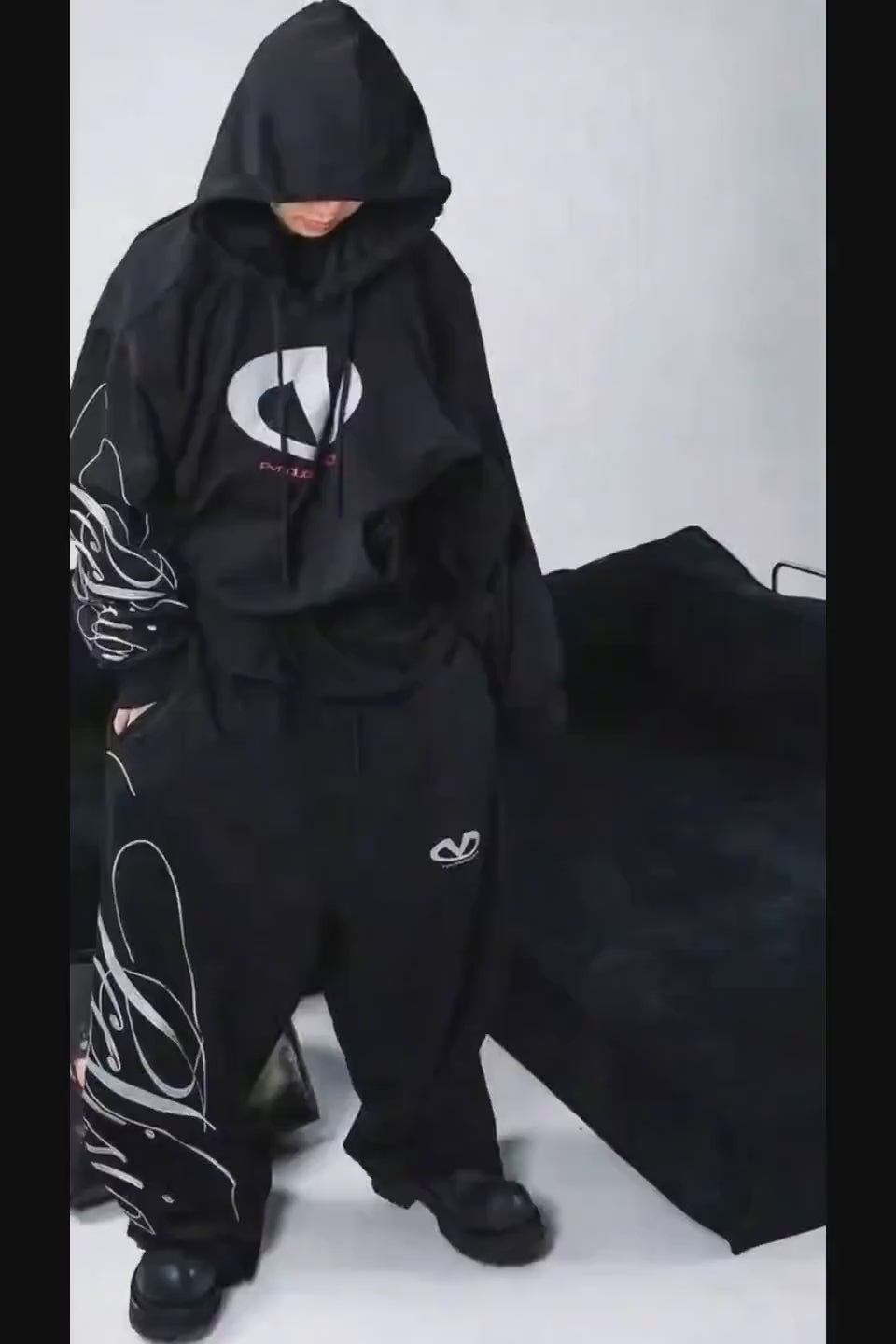 PCCVISION フーディーの詳細。右袖に施されたダイナミックなホワイトのグラフィティライン・プリント