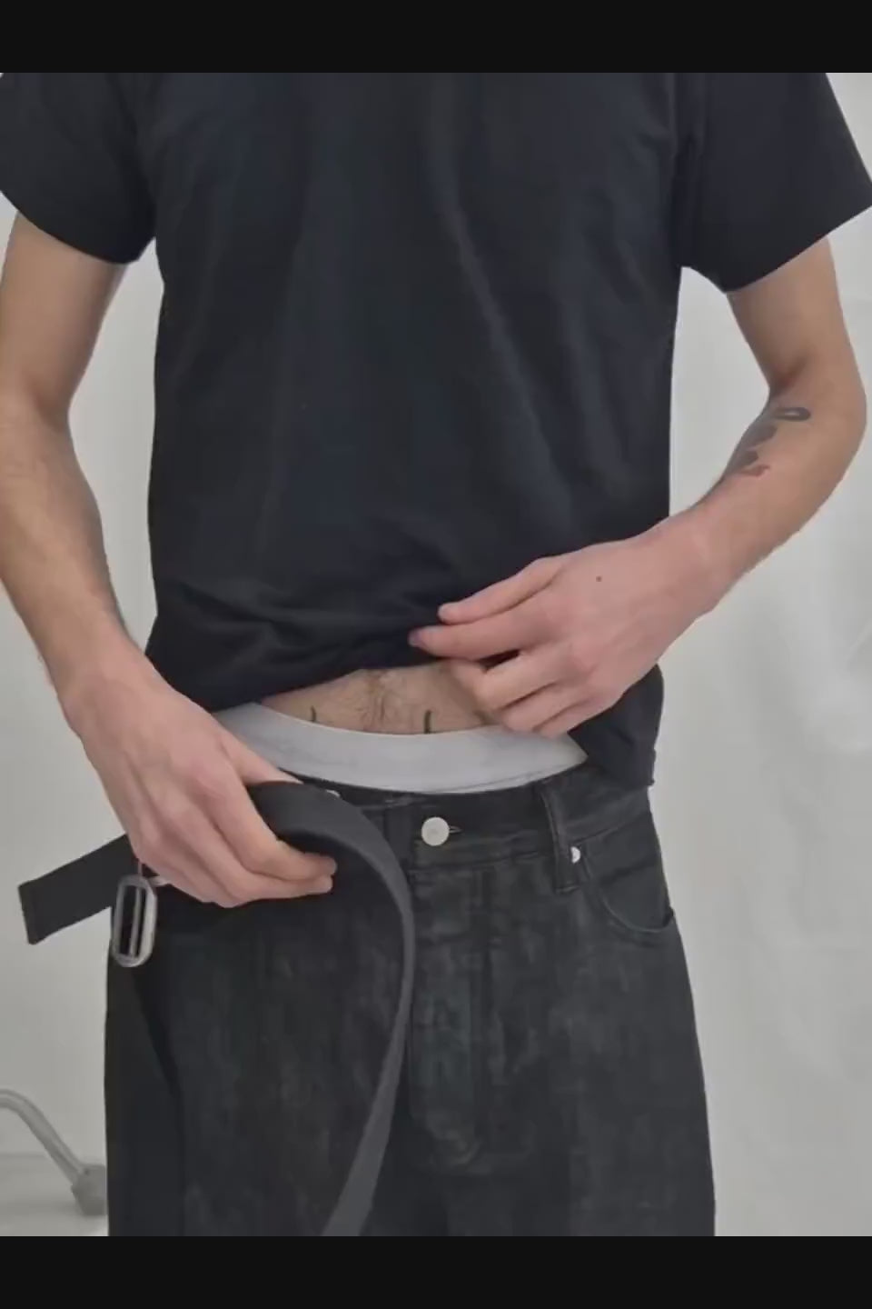 FAR FROM WHAT Coated Double Buckle Woven Belt - 鈍い光沢のコーティング生地と2つのヴィンテージ調メタルバックルが特徴のブラックベルト