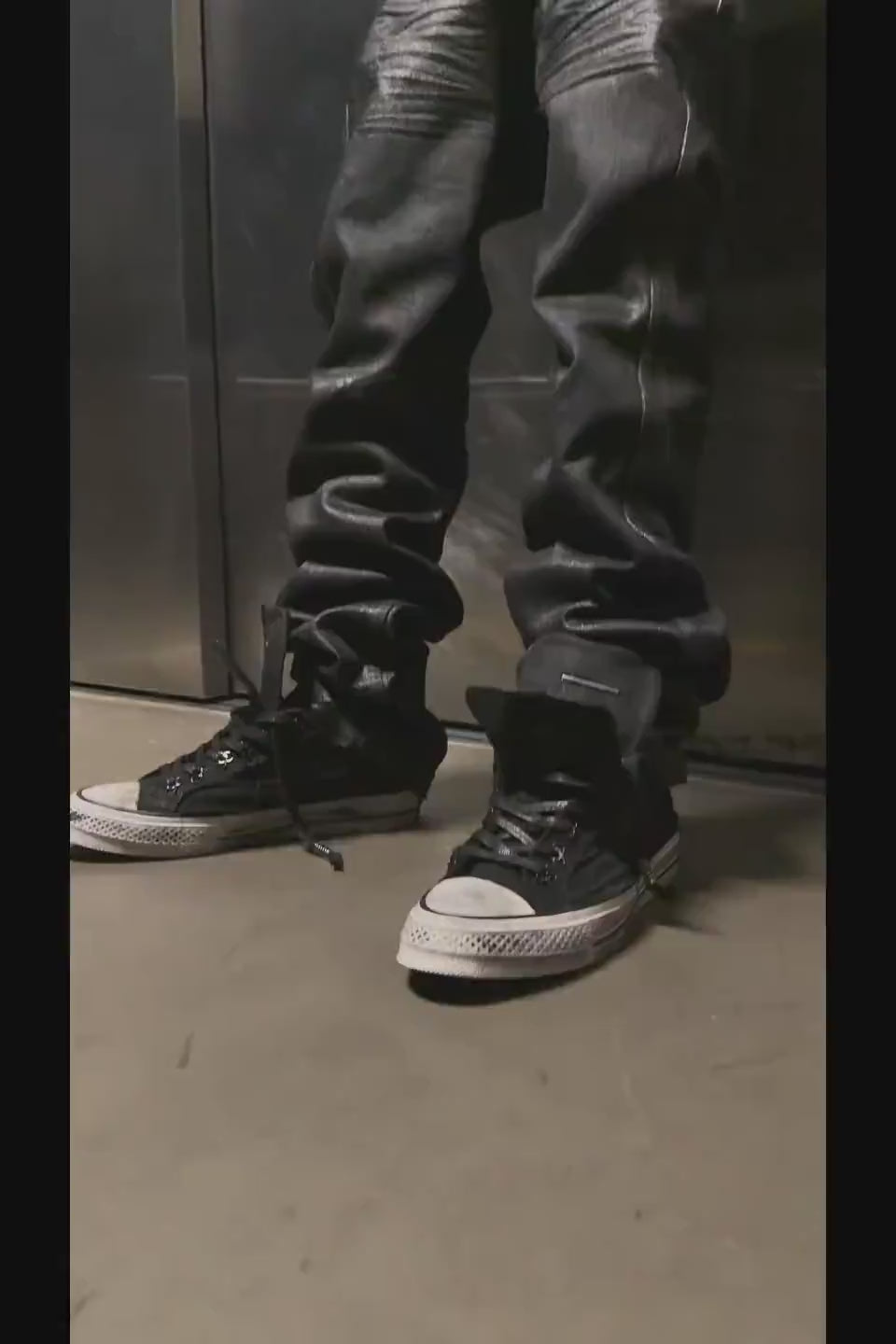 Cinder Vein Rubber Coated 3D Whisker Jeans - 全面にラバーコーティングと立体的なヒゲ加工が施されたブラックデニム