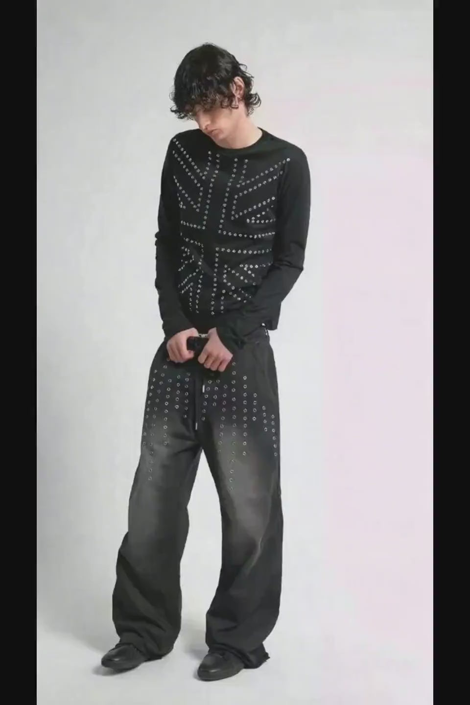 noEmosen Tシャツの詳細。精緻に打ち込まれたダイヤモンドパターンのスタッズと、ヴィンテージライクな生地の質感