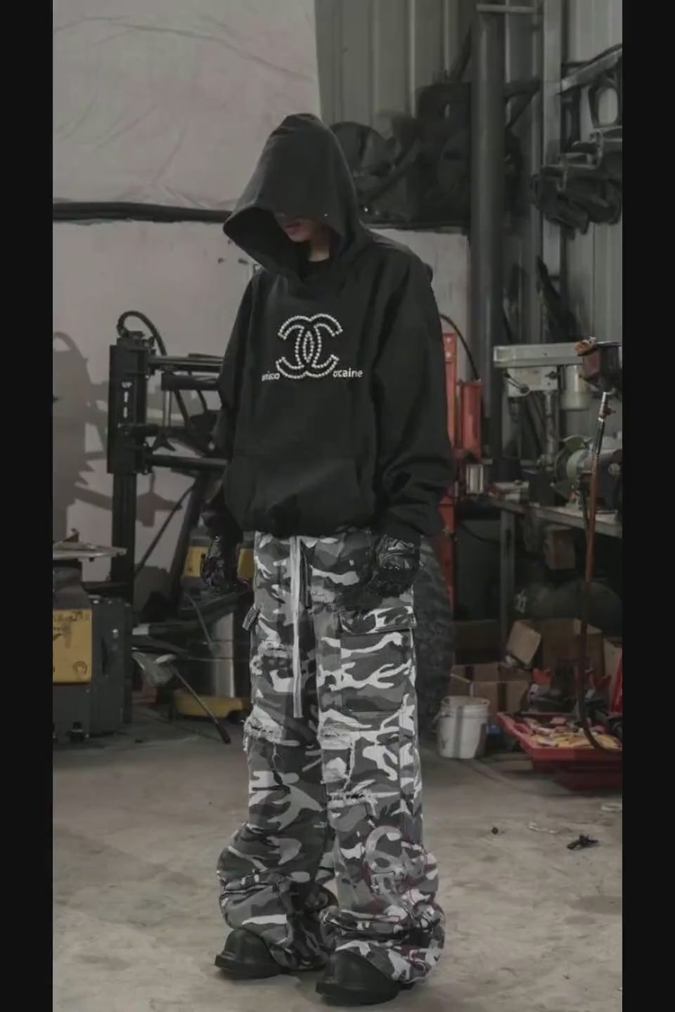 Bootleg Camo Cargo。膝のダーツと裾のドローコードが作る、立体的なワイドシルエットのディテール