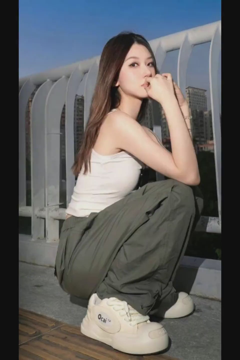 Smile Canvas。ワイドパンツの裾を溜めて履きこなす、圧倒的なボリューム感と丸みのあるシルエット