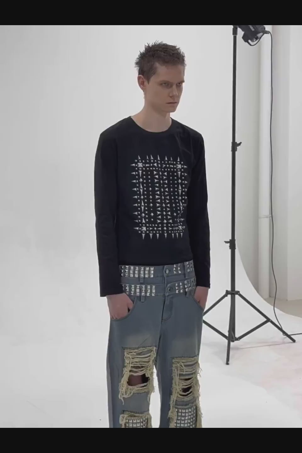 Studded Graphic LS Tee。首元のアタリ感や、スタッズの重みに耐えうるタフなヘビーウェイトコットンの質感