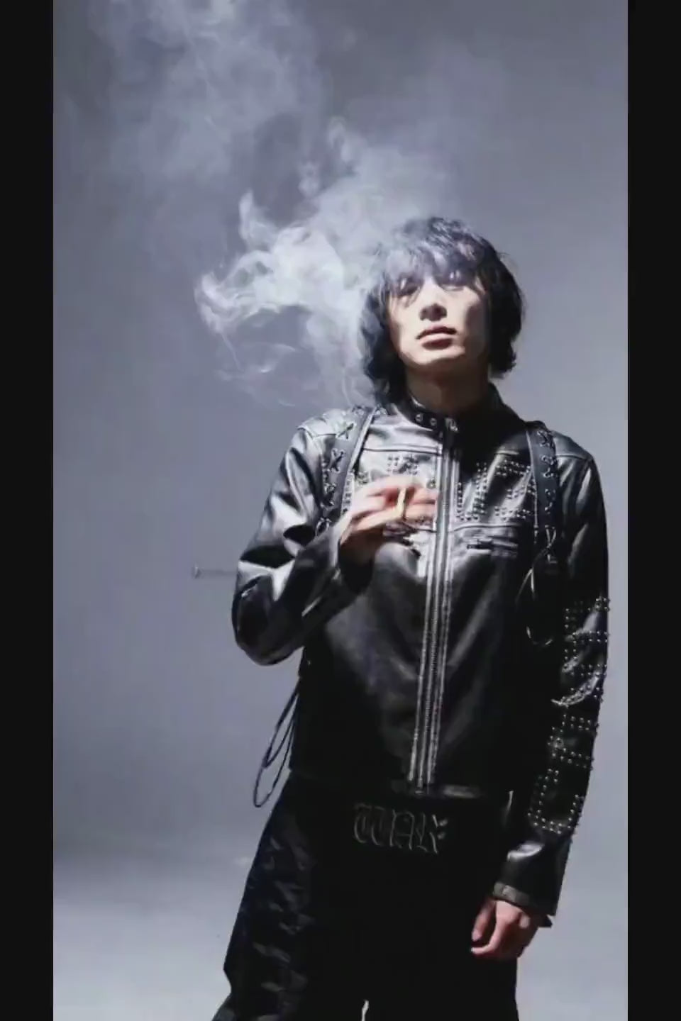 GMK × PCCVISION ジャケットの詳細。胸部と袖に打ち込まれたシルバースタッズと、質感のあるフェイクレザーのディテール