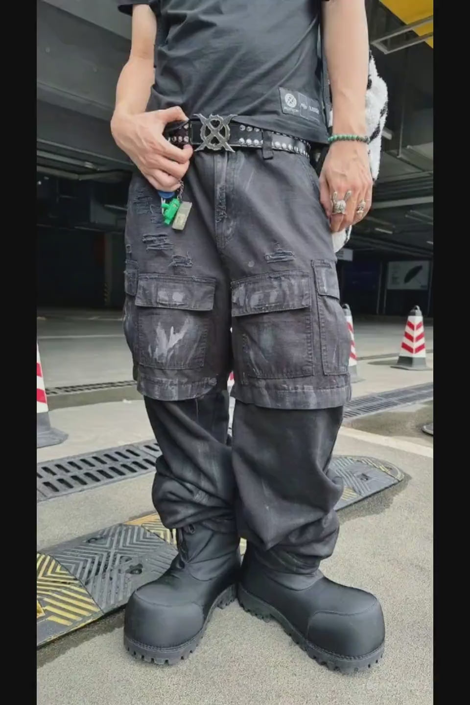 X Logo Studded Beltの着用例。デニムパンツに合わせた際のバックルの立体感とシルバーの重厚な輝き