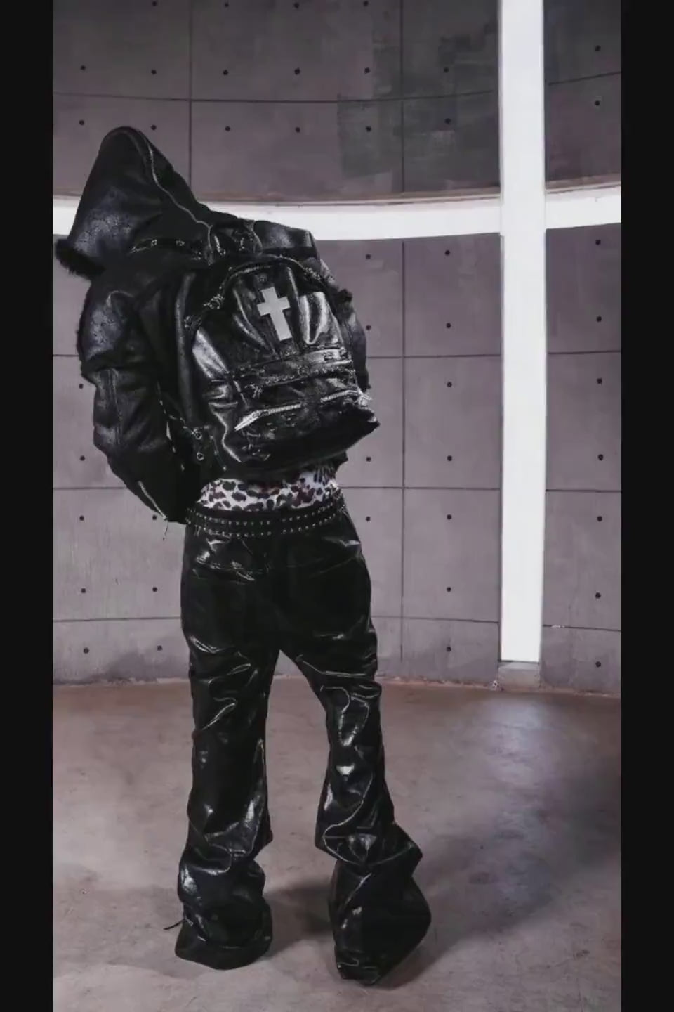 REBEL WAVE バックパックの詳細。重厚なメタルバックルと、クラックレザー、パーフォレーション加工のコントラスト