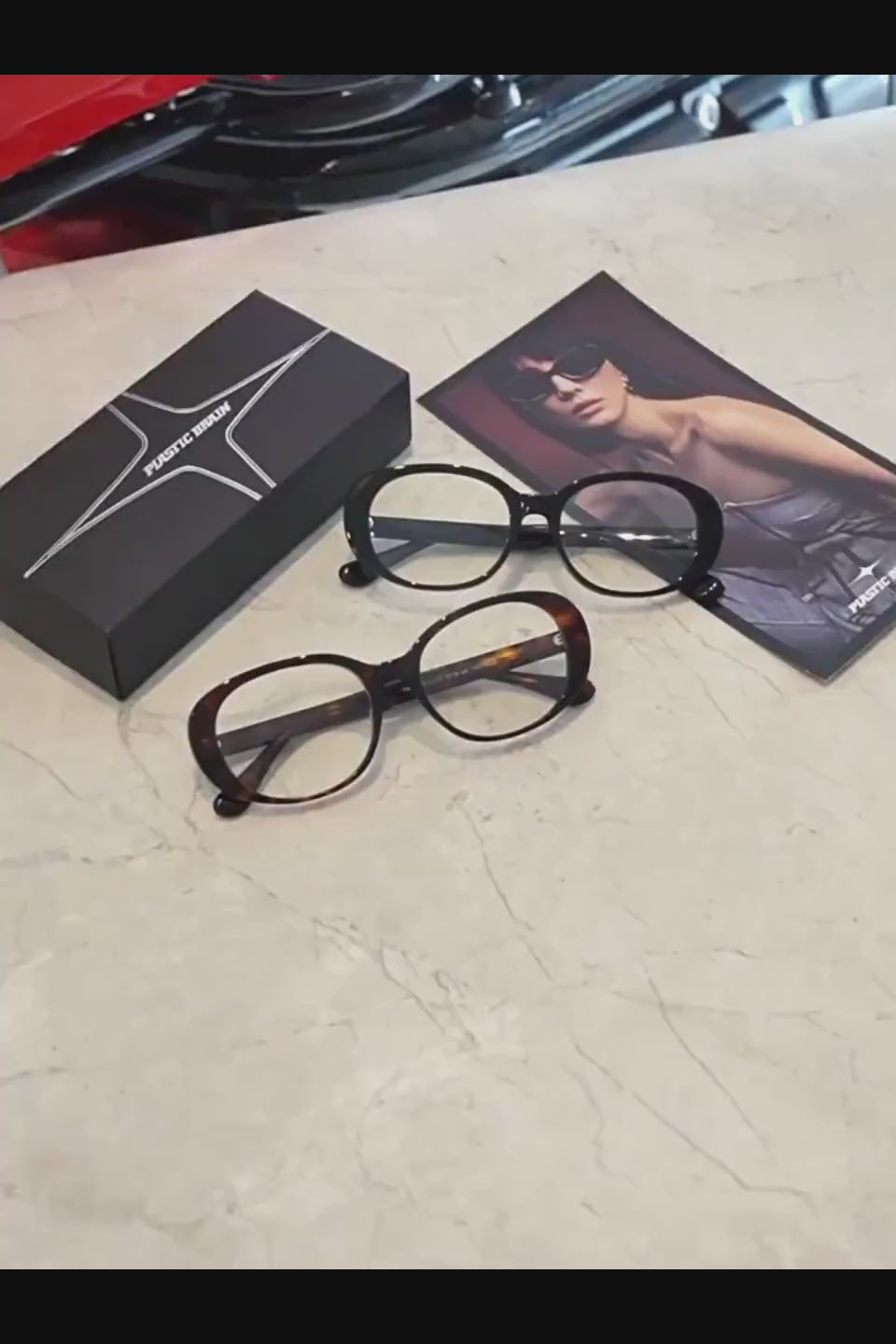 PLASTIC BRAIN Slim Nerd Oval Glasses - 知的な印象を与えるスリムな横長オーバルフレームのブラックサングラス
