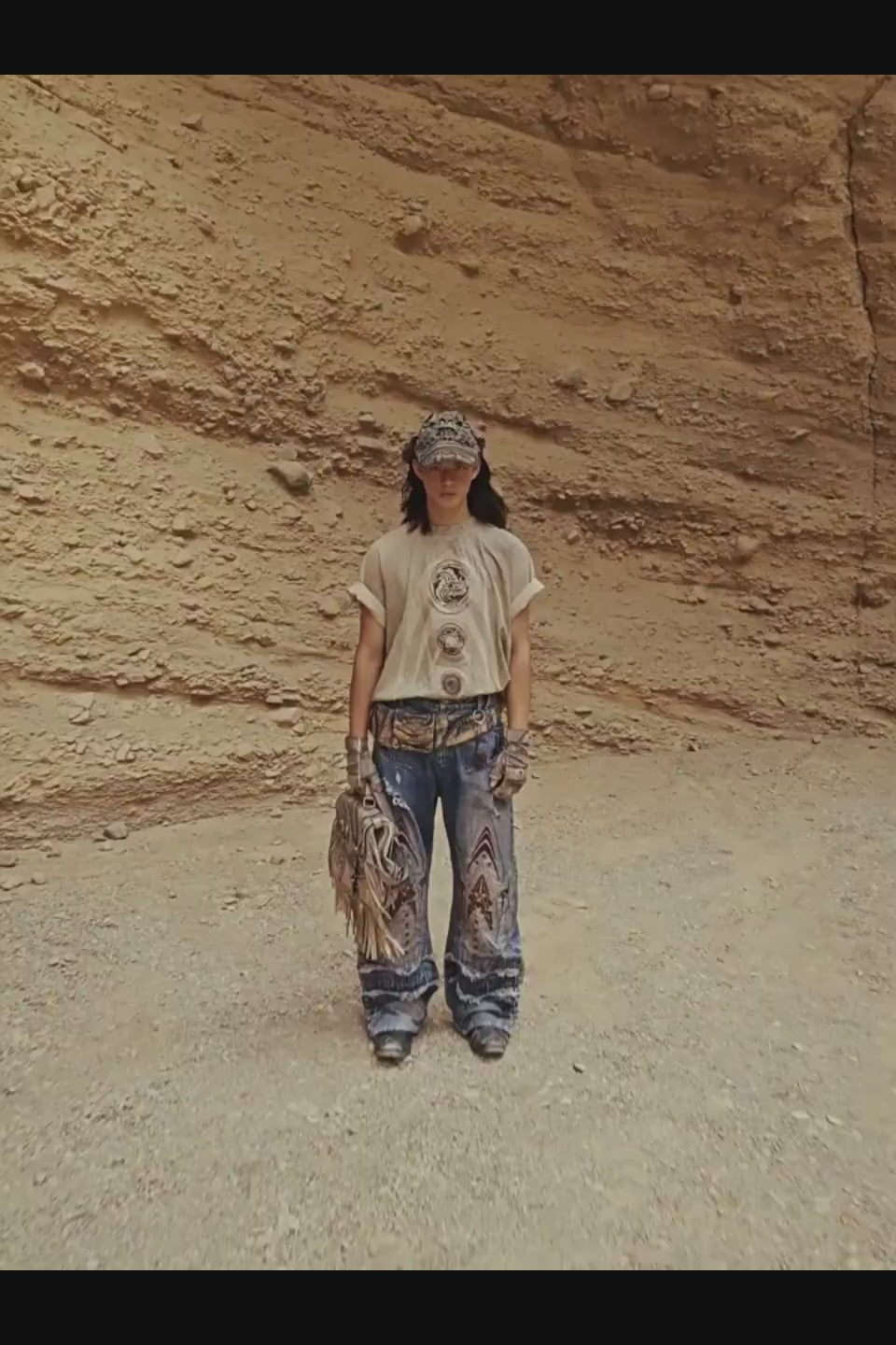 PERSONSOUL Mythical Beast Face Curved Denim Jeans - 膝の神獣ステッチと湾曲したシルエットが特徴のブルーデニム