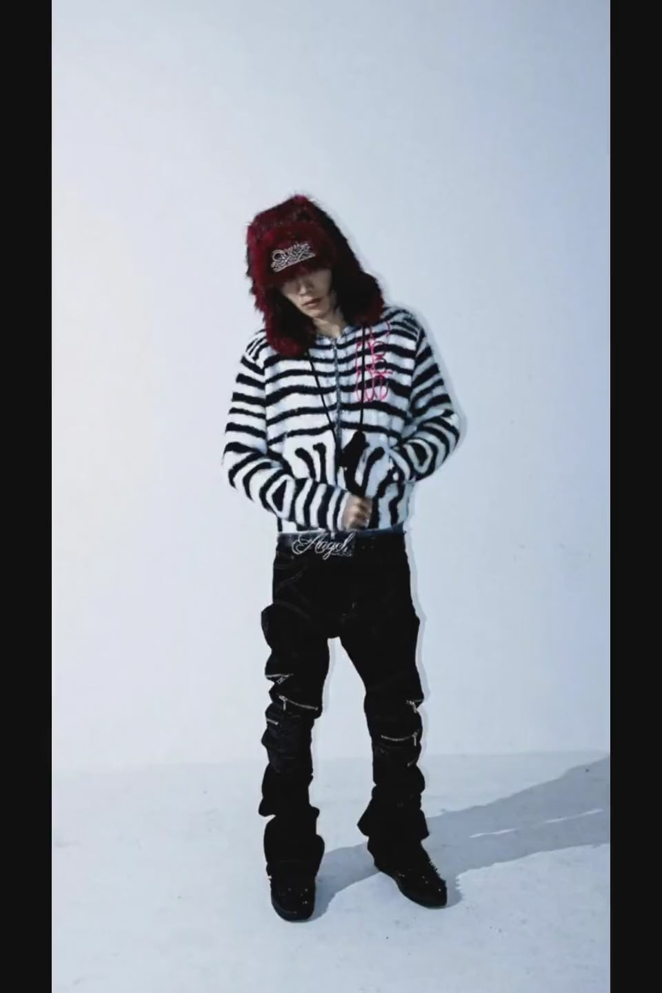 PCCVISION Zebra Hoodieの背面。スタイルアップを叶えるクロップド丈とボリューム感のあるフードデザイン