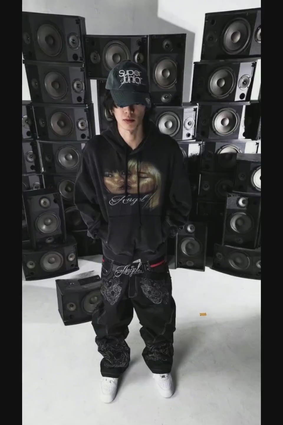 PCCVISION Angel Hoodieの詳細。フロントに大きく配された女性二人のキスシーンを描いたセンシュアルなプリント