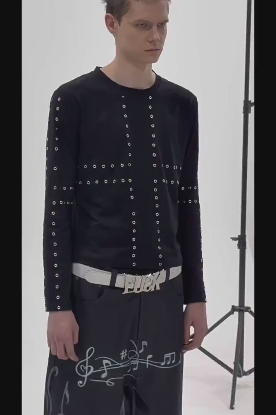 FOURTH3EX Cross Eyelet LS Tee - フロントに銀色のハトメでクロスがデザインされたブラックロンT