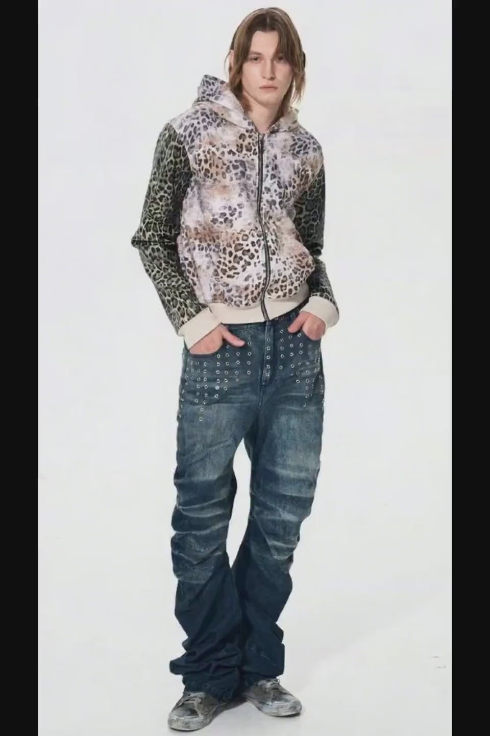 Punk Studded Hoodie。肩の落ちたドロップショルダーと、ボリュームのあるスリーブが作るバギーなシルエット