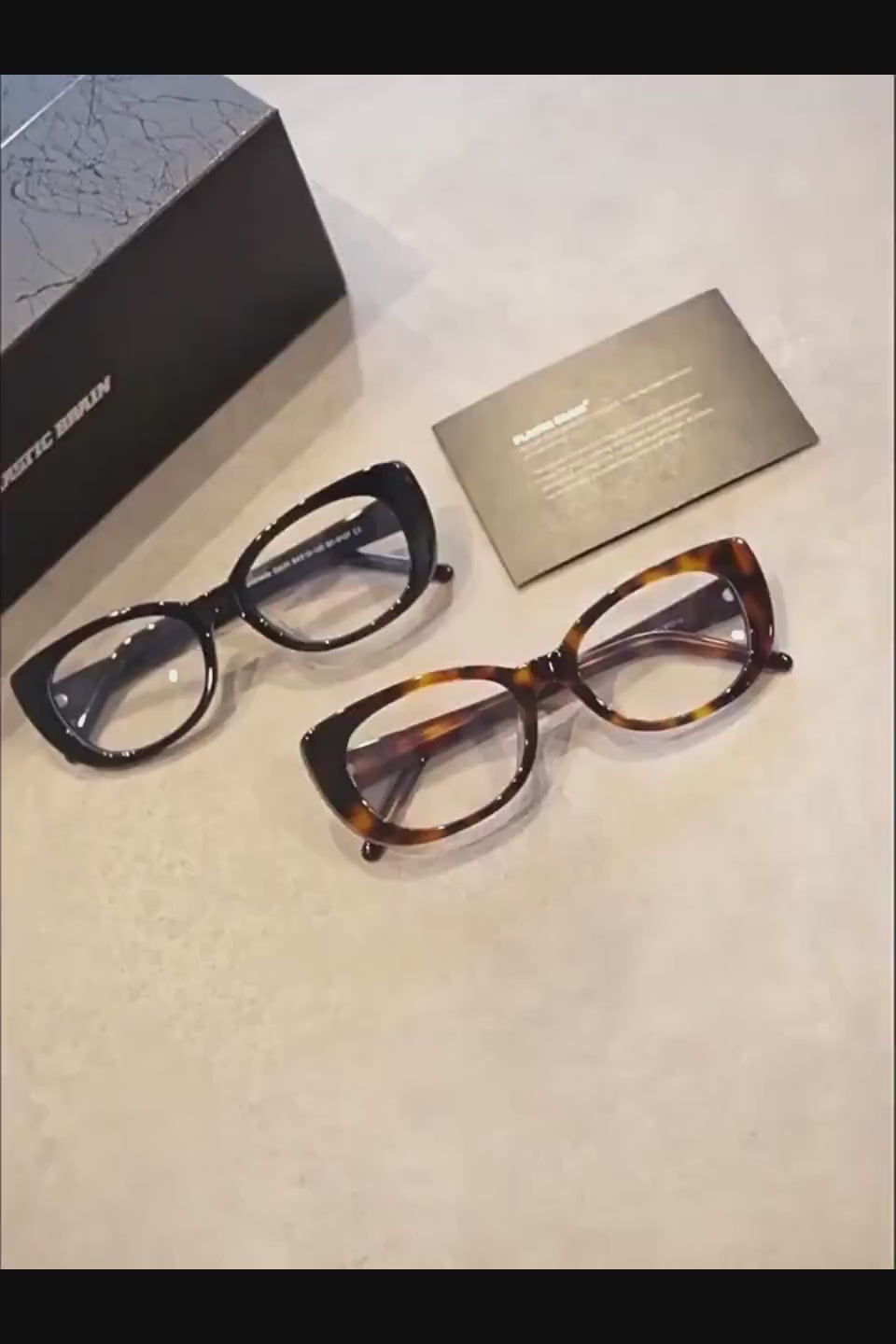 PLASTIC BRAIN Retro Chic Cat Eye Glasses - クラシックな跳ね上がりと洗練された厚みが特徴のブラックキャットアイサングラス