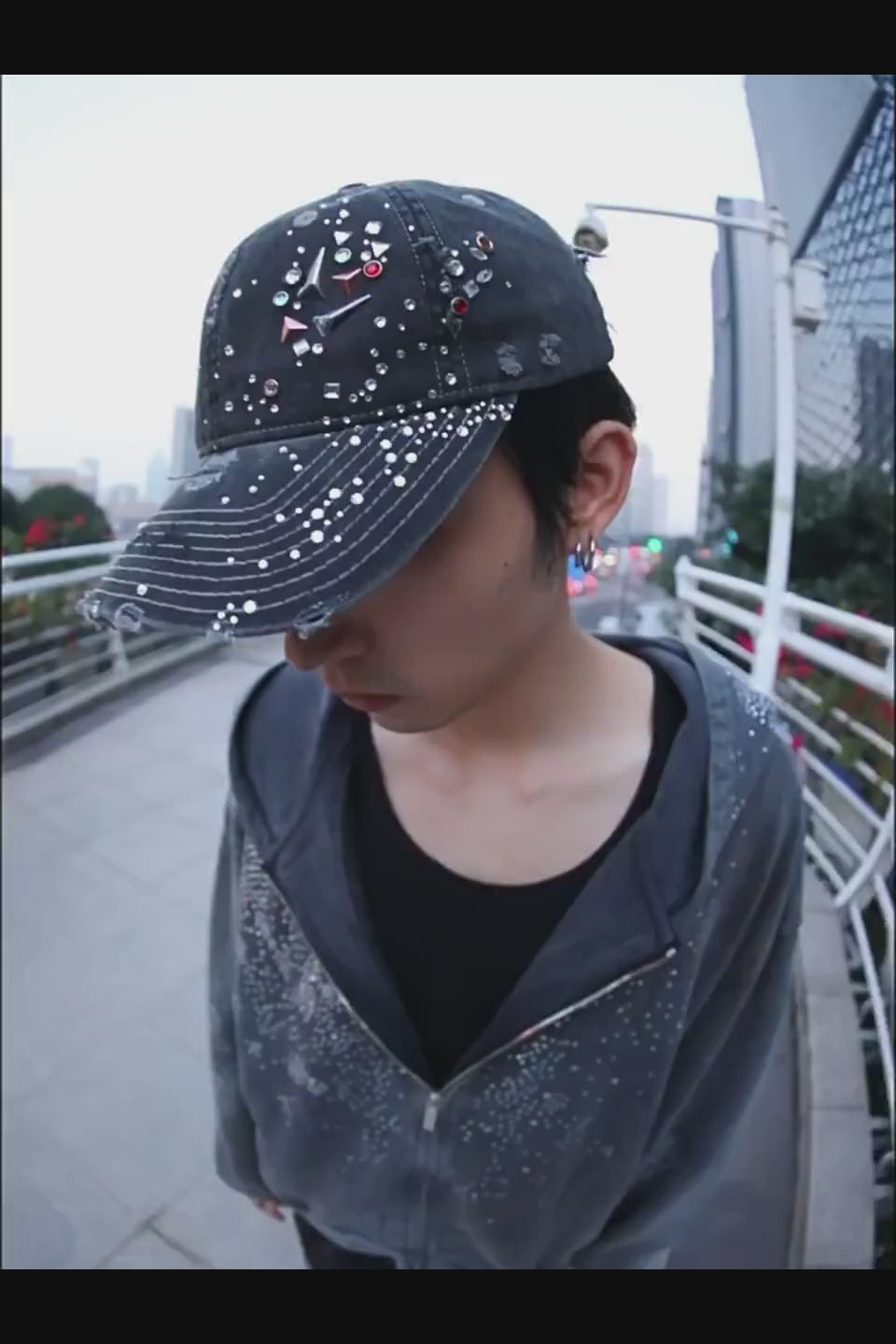 DND4DES Crystallized Distressed Cap - 激しい擦り切れ・クラッシュ加工を施したウォッシュドブラックデニムに、多彩なラインストーンと立体三角形スタッズをランダムに配置した変形デニムキャップ