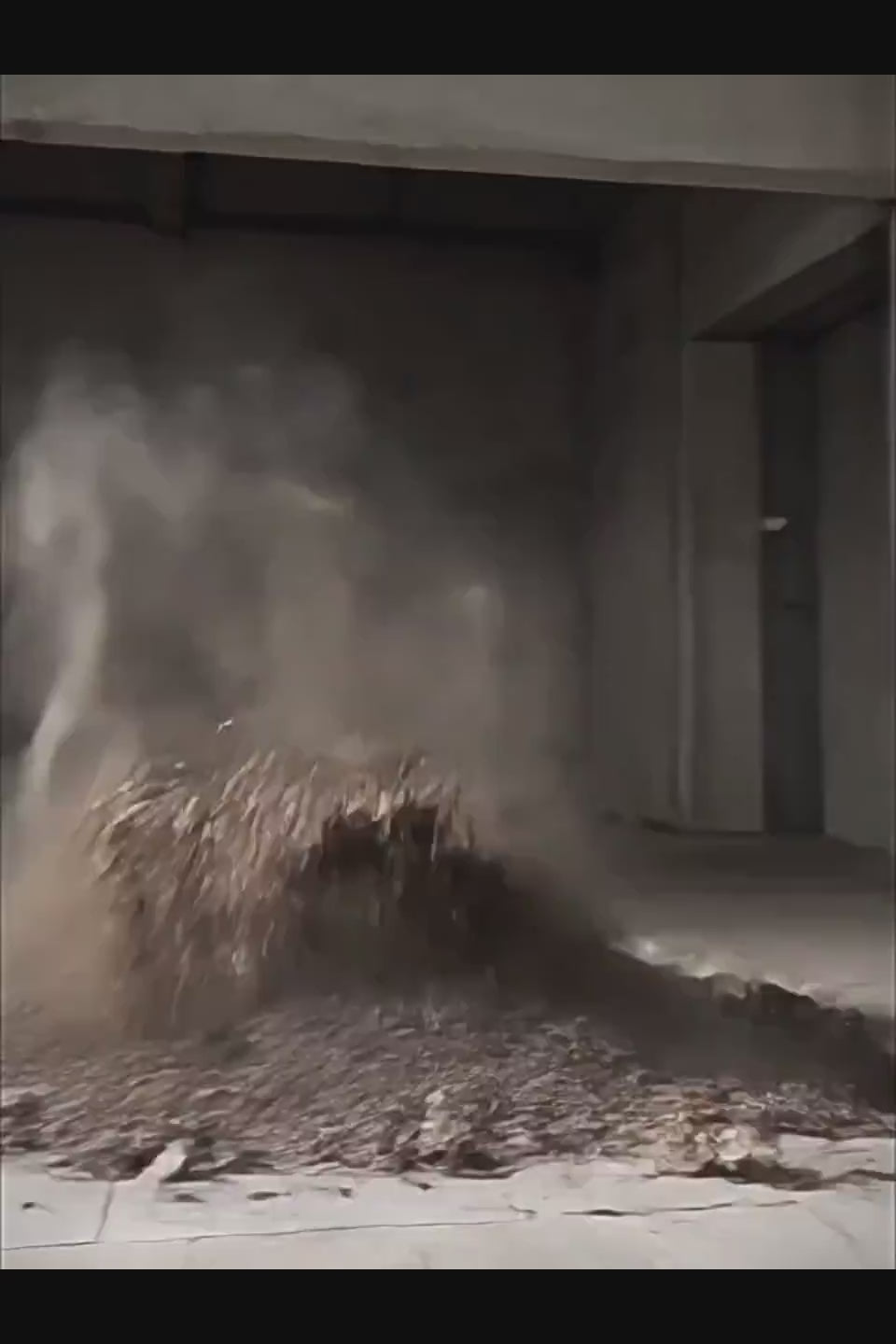 GOJOYJINNI ジャケットの詳細。肩や袖に施されたキルティング状のパデッド装飾と、シボ感のある上質なレザーの質感