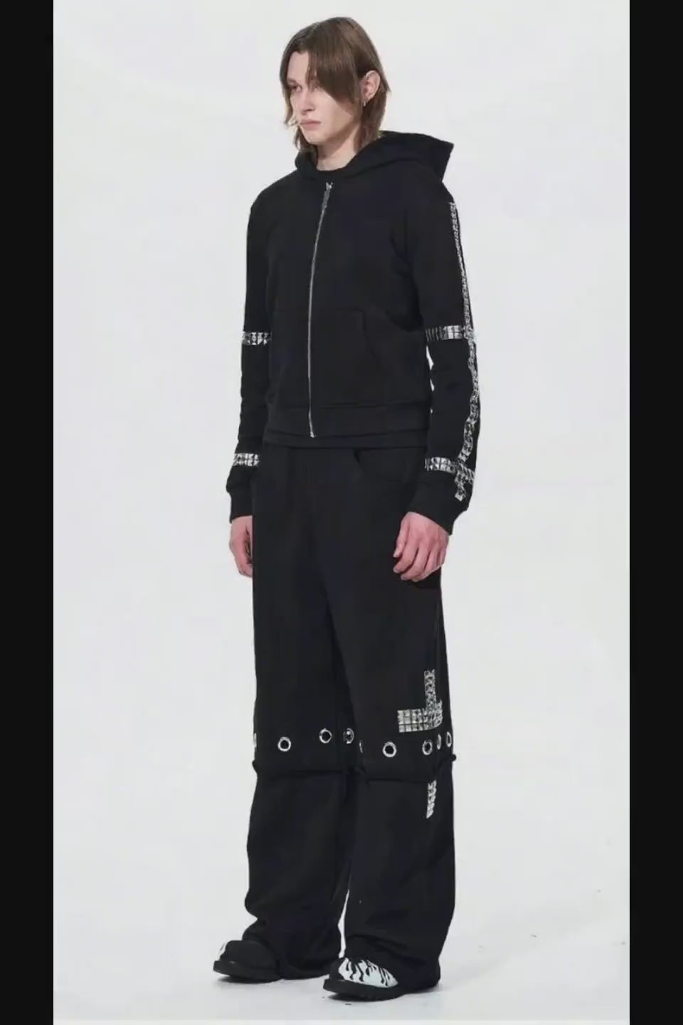 Cross Studded Sweatpants。サイドのフラップ付きカーゴポケットと、裾までストンと落ちるワイドストレートシルエット