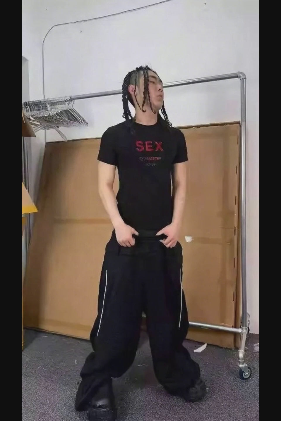 Sexmaster Tee。絶妙なアタリ感が出るまでウォッシュされたコットン生地と、タフなネックラインのディテール