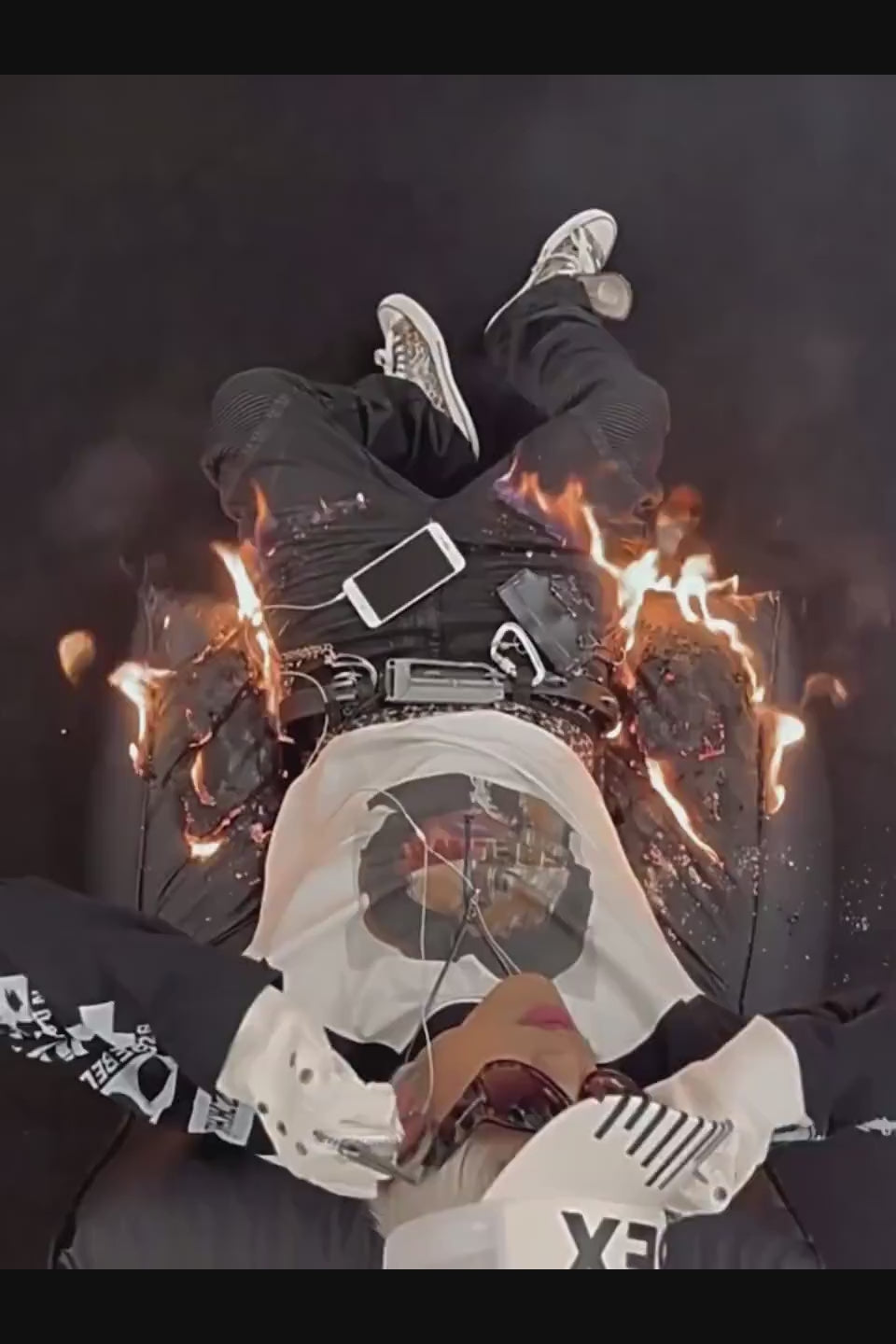 Portrait Print T-shirt。肩の落ちたリラックスシルエットと、深みのあるウォッシュド加工が作る退廃的なストリートスタイル