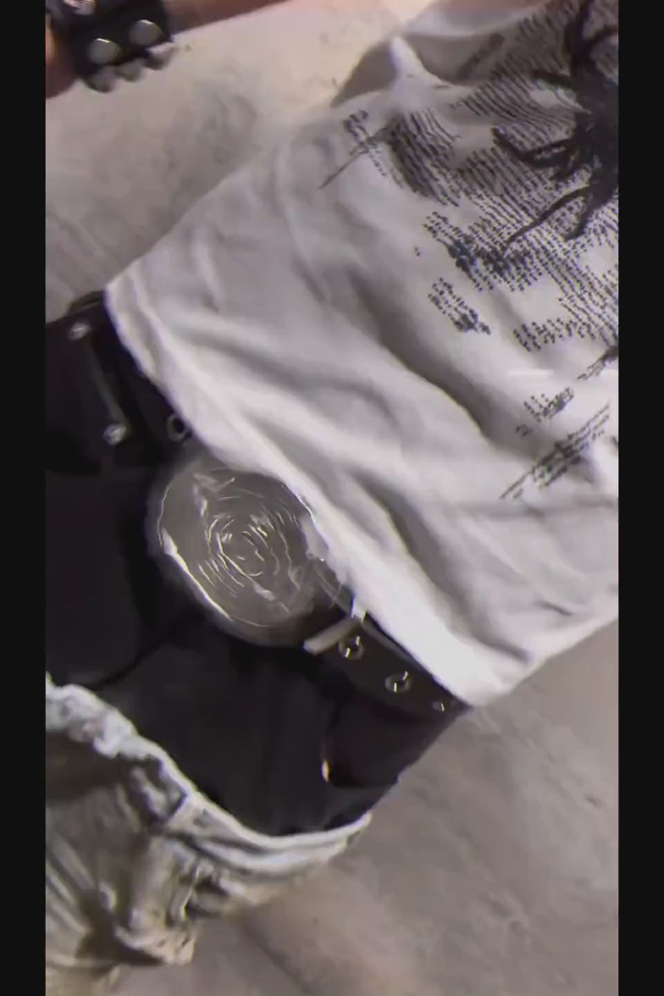 Cinder Vein Erosion Graphic Distressed T-shirt - 侵食をイメージしたグラフィックとダメージ加工が特徴のブラックTシャツ