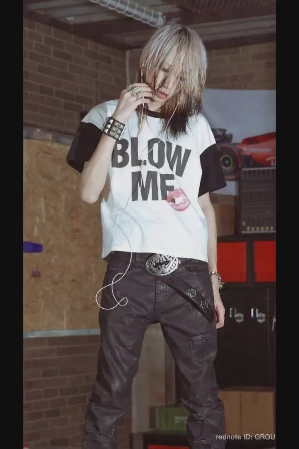 GROUPMAREK Tシャツの詳細。リアルな質感のキスマークプリントと、掠れ感のあるタイポグラフィのディテール