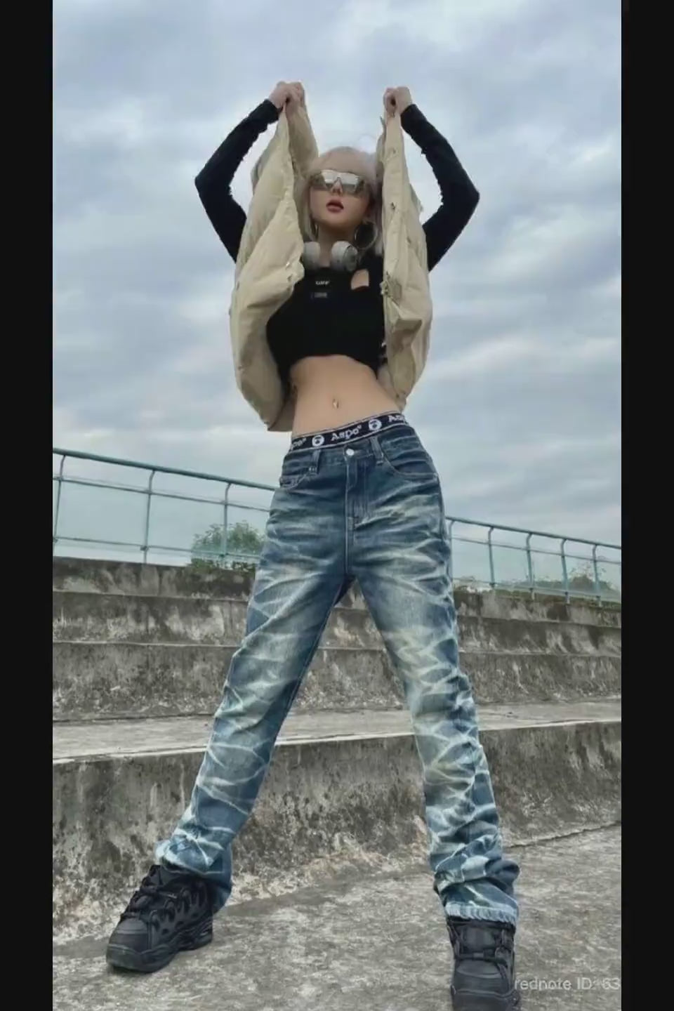 Lightning Pattern Denim。ストンと落ちるストレートシルエットと、加工が際立つ裾部分のディテール