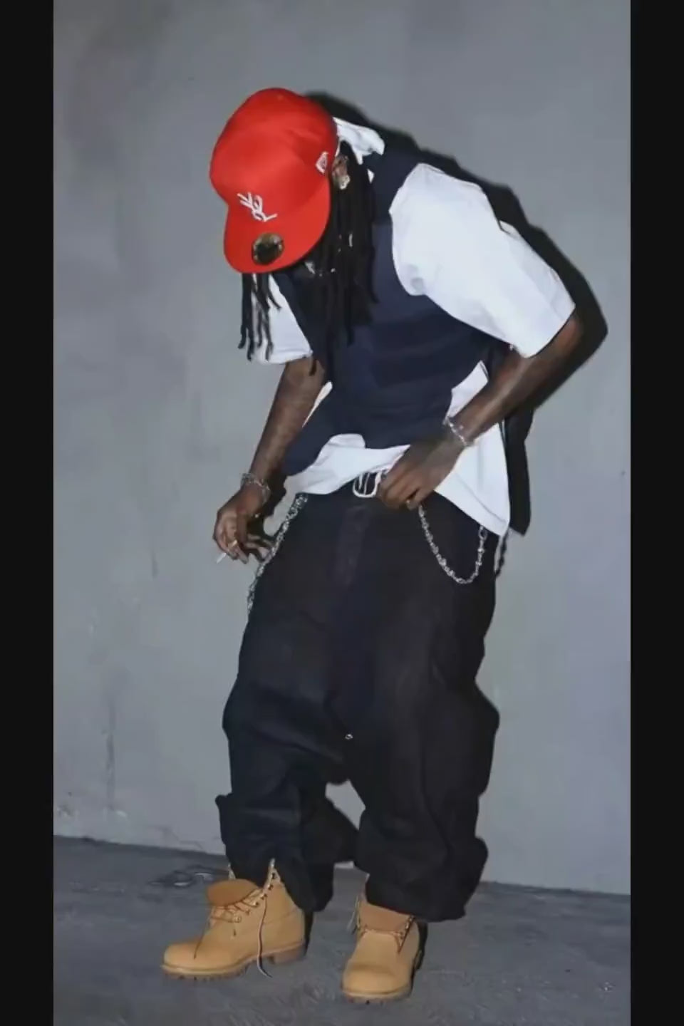 YVL キャップの詳細。立体感のある密度の高い刺繍のシグネチャーロゴと生地の質感