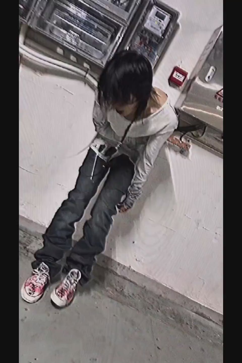 Cinder Vein Wrinkled Spray Graphic LS T-shirt - フロントに立体的なスプレーグラフィックが施されたブラックの長袖Tシャツ