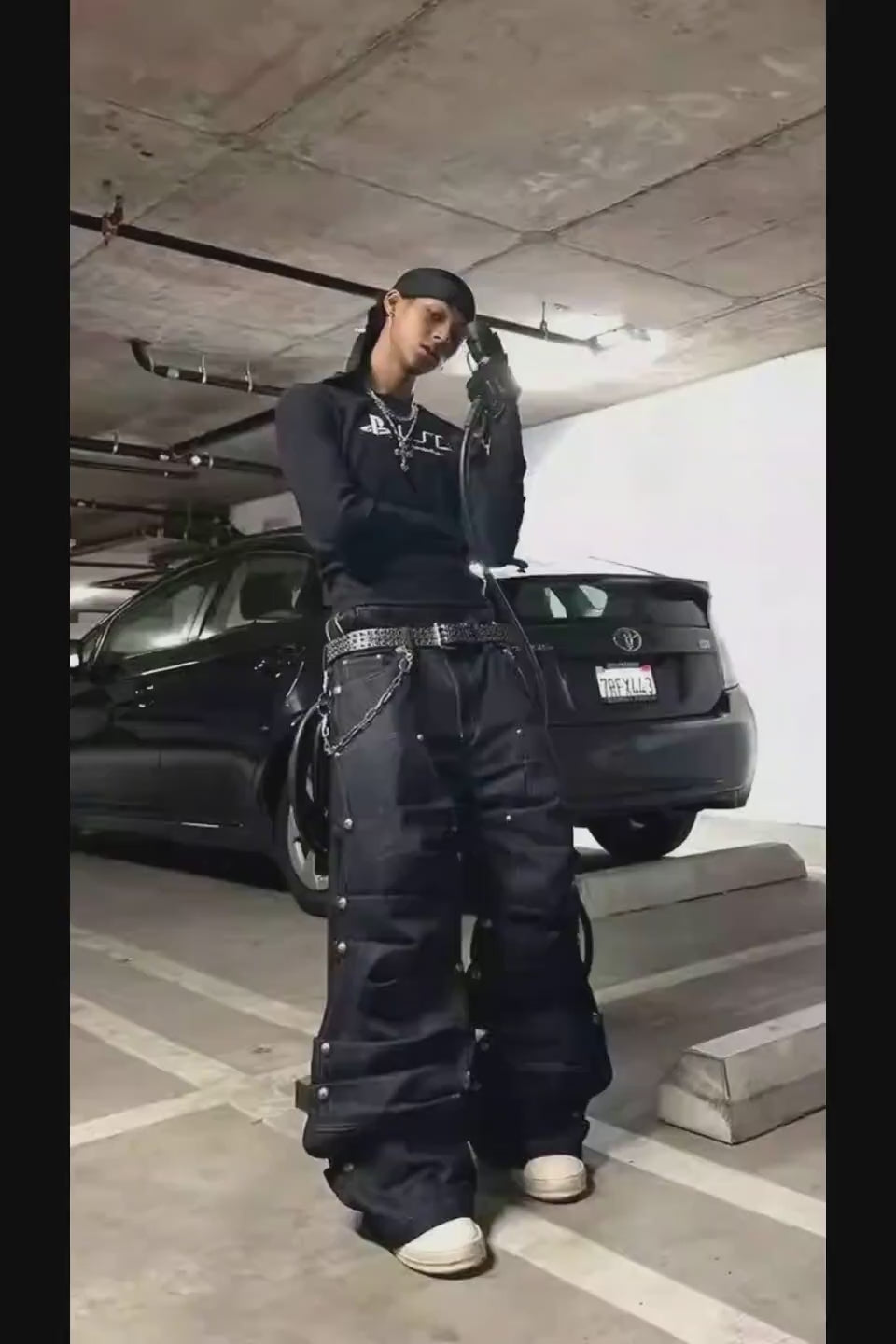 RYE CHASIN デニムの詳細。三本針ステッチのタフな縫製と、膝周りに施された激しいアタリ・汚し加工の質感