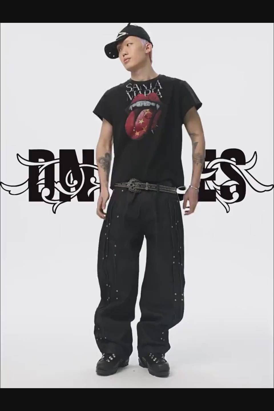 DND4DES Rolling Tongue Graphic Distressed Cut Off Tee - 歪んだ舌のグラフィックと激しいダメージ加工が特徴のヴィンテージブラックTシャツ