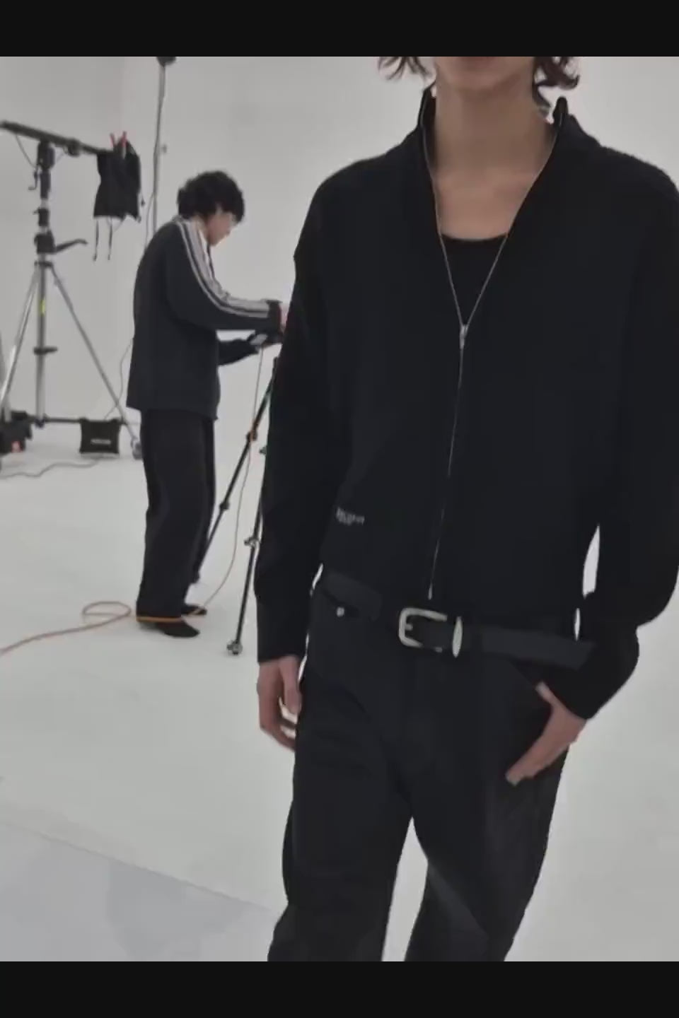 FAR FROM WHAT Bold Twist Buckle Leather Belt - マットな質感のブラックレザーとアンティークシルバーのツイストバックルが特徴のレザーベルト