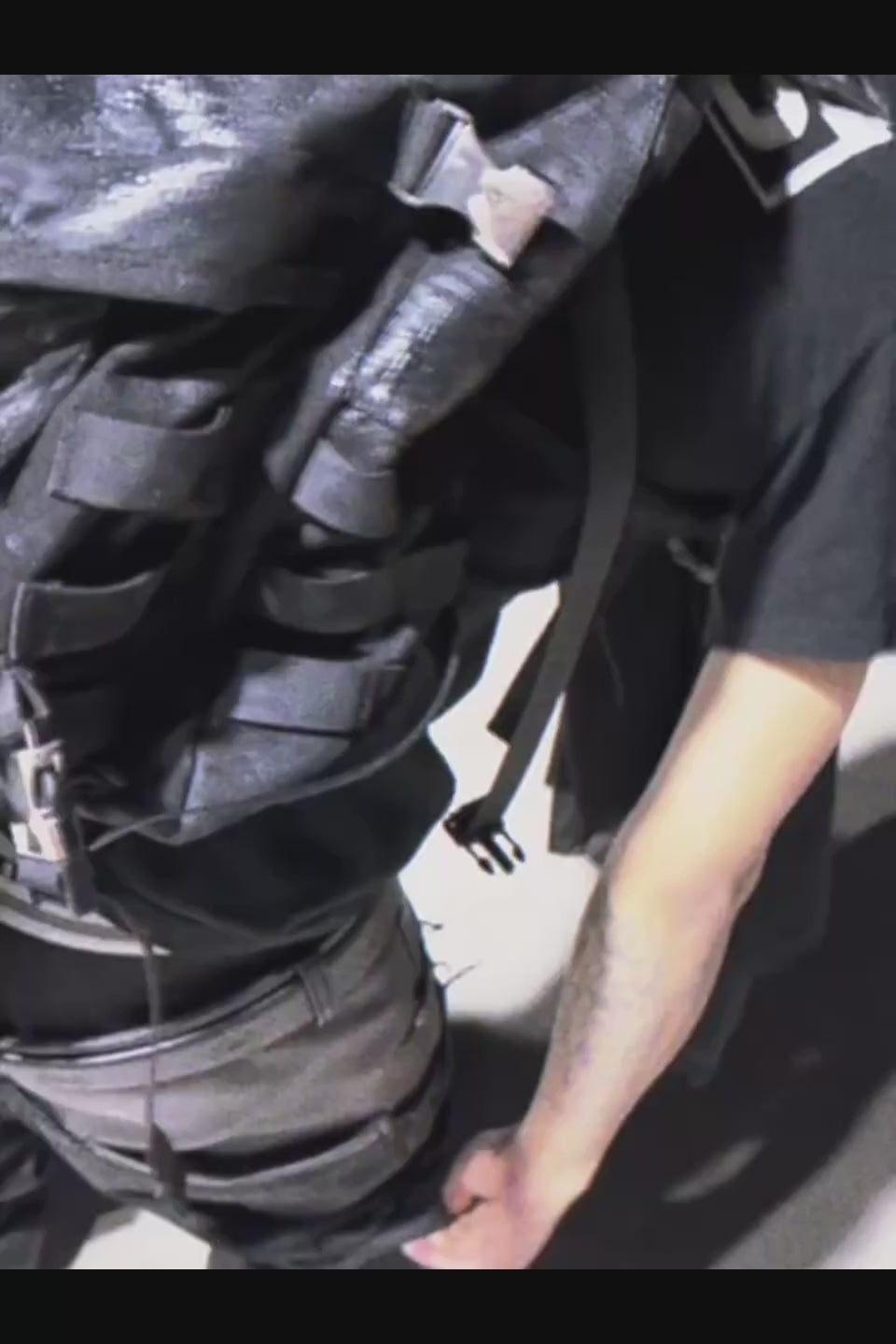 Cinder Vein Cracked Texture Tactical Backpack - 全面にひび割れ加工が施されたブラックのタクティカルバックパック