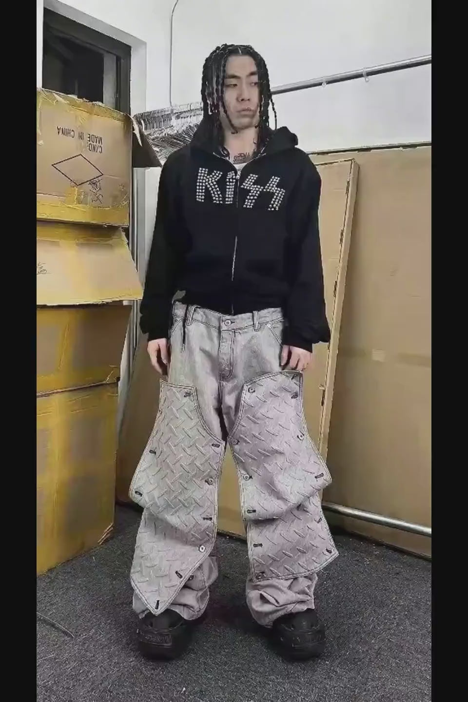 Lumberjack Jeans。サイドのツールポケットと、裾に溜まるエクストリームなワイドシルエットのディテール