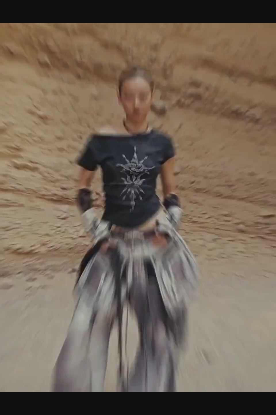 Washed Embroidered Denim Gloves。袖口から覗く刺繍が、トップスの表情をより重厚に引き立てる手元のレイヤード