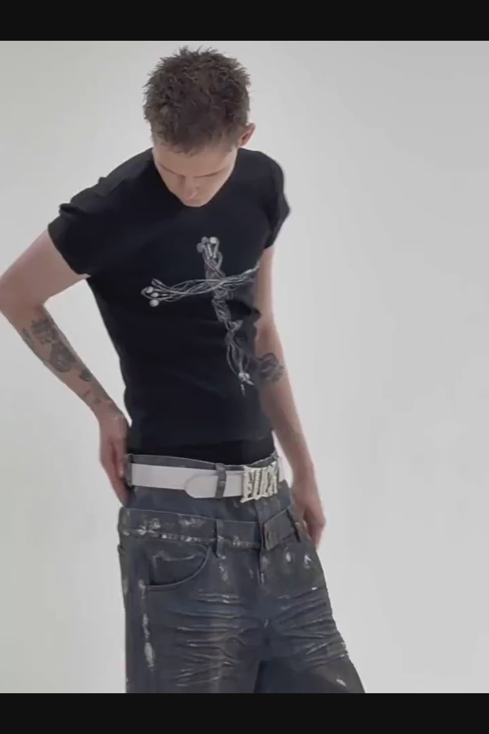 FOURTH3EX Graphic Cross Headphone SS Tee - クロスとヘッドフォンのグラフィックが映えるクリーンなホワイトTシャツ
