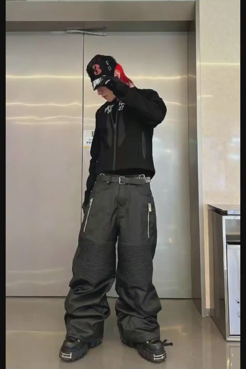 Racing Cargo Pants。サイドの大型ポケットと、裾にボリュームが溜まるワイドバギーシルエットの質感